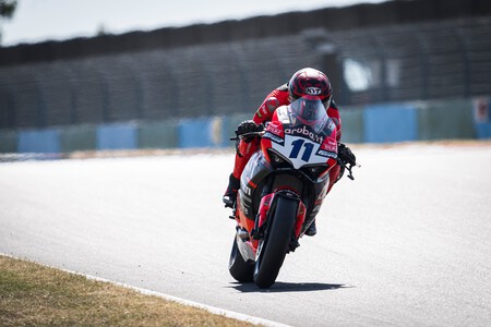 Nicolò Bulega tumba a Stefano Manzi en Magny-Cours y Adrián Huertas se queda a las puertas del podio