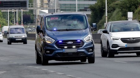 Así son las últimas furgonetas camufladas de la DGT: cómo identificarlas y dónde están multando el uso del teléfono móvil