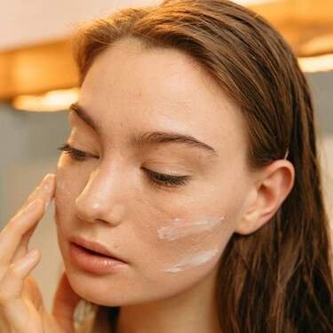 Las mujeres de piel madura usan la crema Nivea como prebase y lucen un cutis radiante y sin arrugas