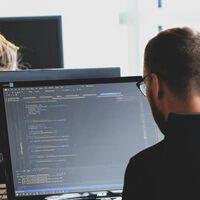 Anthropic ya tenía una IA capaz de escribir código. Ahora tiene una IA capaz de revisar lo que escribió su otra IA