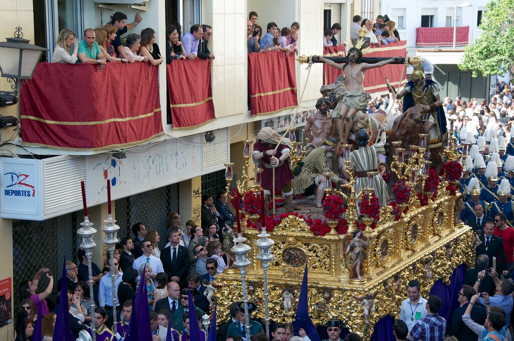 Ante el boom de procesiones por las calles de la ciudad, en Sevilla ha surgido una idea: cobrar una 'tasa cofrade'