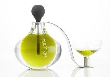 Diseño artístico holandés y aceite jienense en las nuevas botellas de Cortijo Spiritu_Santo