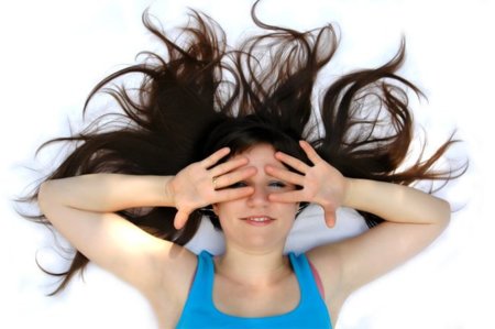 Mascarilla de aceite de oliva y miel para recuperar el pelo en verano