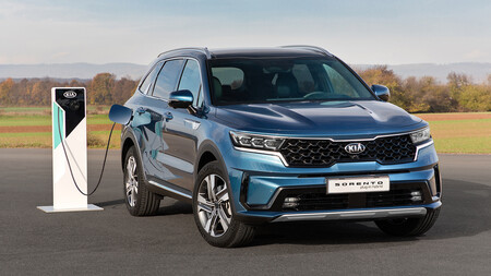 El Kia Sorento híbrido enchufable llegará muy pronto a España: un SUV de hasta 7 plazas y 57 km de autonomía eléctrica