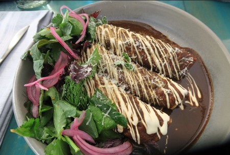 Enmoladas vegetarianas de plátano macho. Receta fácil y rápida de la comida tradicional mexicana