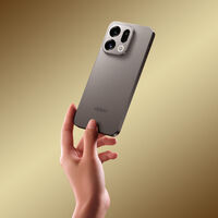 Celular premium con tres cámaras de 50 megapixeles y resistencia al agua. Su batería dura dos días 