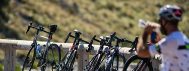 Ni la DGT va a echar a los ciclistas de los arcenes, ni les van a multar. Qué dice realmente la norma del BOE que está sacudiendo internet