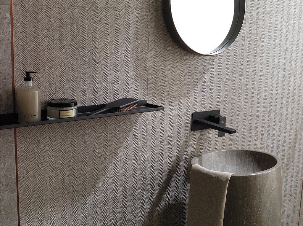 Tendencia en el baño; relieves y líneas verticales en las baldosas que