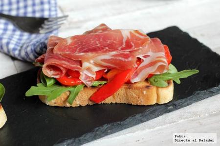 Bruschettas de jamón con rúcula y asadillo de pimientos