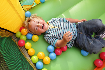 En qué debemos fijarnos antes de que los niños se suban a un castillo hinchable