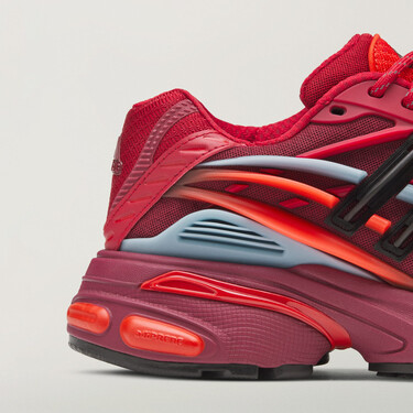 Adidas y Pharrell Wiliams han lanzado las zapatillas color frambuesa más modernas hasta ahora que se coronan como el diseño más esperado del año 