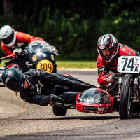 A casi 300 km/h en sidecar, con ruedas de coche y un tío rozando la cabeza contra el suelo. Las carreras más locas del mundo no son las de MotoGP 