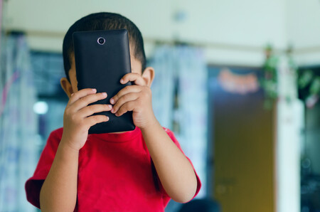 Un niño de solo cuatro años salva la vida de su madre embarazada al pedir ayuda por Whatsapp cuando ella se quedó inconsciente