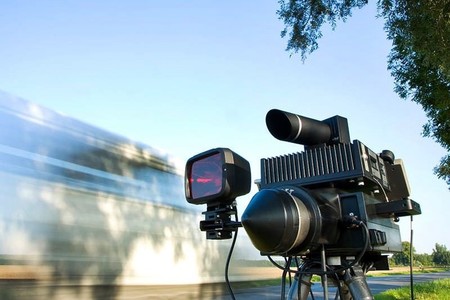 El nuevo radar de la DGT multa a un kilómetro y medio de distancia, se llama Trucam II y es chiquito pero matón