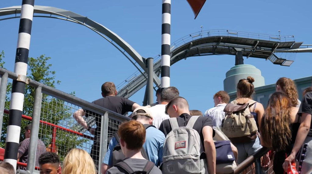 Las colas son uno de los ingredientes secretos de los parques temáticos. Un estudio psicológico reveló que los visitantes prefieren esperarlas