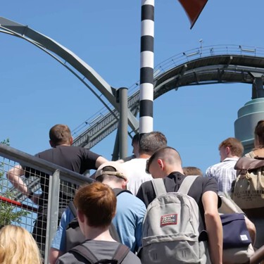 Las colas son uno de los ingredientes secretos de los parques temáticos. Un estudio psicológico reveló que los visitantes prefieren esperarlas