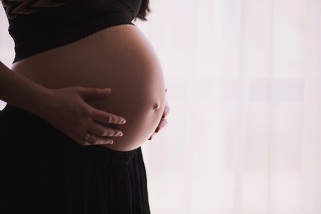 Primer caso documentado de transmisión del coronavirus de una madre a su bebé en el embarazo