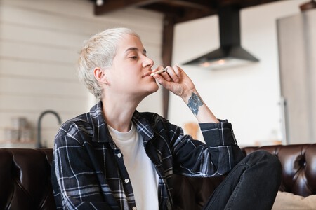 mulher fumando cigarro de maconha