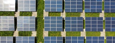 The great myth of solar panels: producing them emits hundreds of times less than coal and gas 