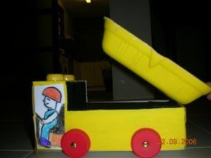 Un fantástico camión fabricado con material de desecho