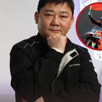 Persiguió 100 km en moto para que una televisión grabara lo buen piloto que era. Acabó creando la marca china más bestia de todos los tiempos 