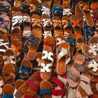 Clarks tiene las sandalias planas cómodas y elegantes que no dejarás de ponerte, ahora más baratas