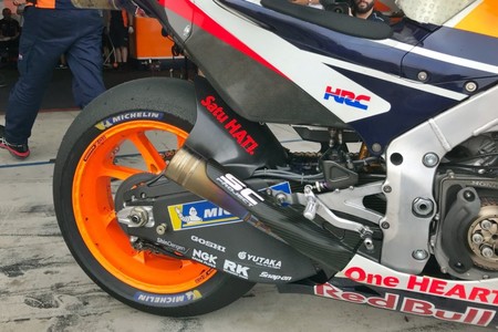 Honda busca la perfección en MotoGP y añade a sus pruebas un nuevo basculante de fibra de carbono