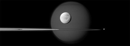 Cassini se acerca a Dione y a Titán