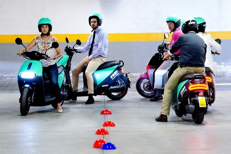 Hay gente que usa el motosharing sin saber montar en moto, así que COUP les da un curso y minutos de uso gratis