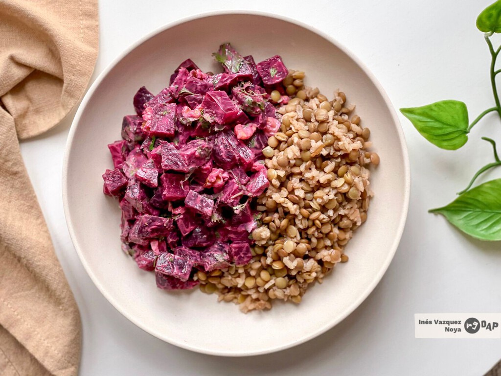 Con aires griegos, legumbres y cereales: el plato rico en proteína vegetal que te deja completamente saciado