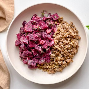 Con aires griegos, legumbres y cereales: el plato rico en proteína vegetal que te deja completamente saciado 