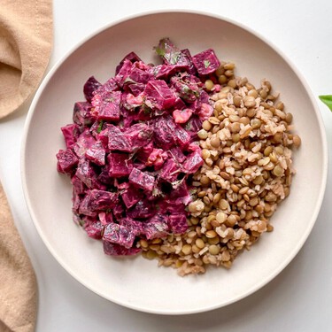 Con aires griegos, legumbres y cereales: el plato rico en proteína vegetal que te deja completamente saciado 