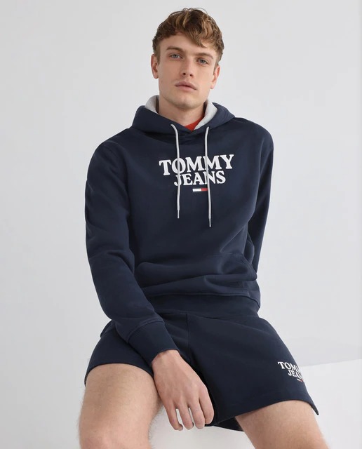 Tommy Jeans y la NBA tienen la colección de piezas deportivas de aires  vintage que no vas a querer dejar de llevar
