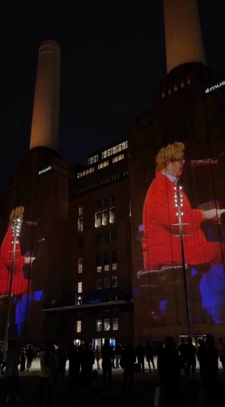 El concierto se emitió también en la fachada del edificio