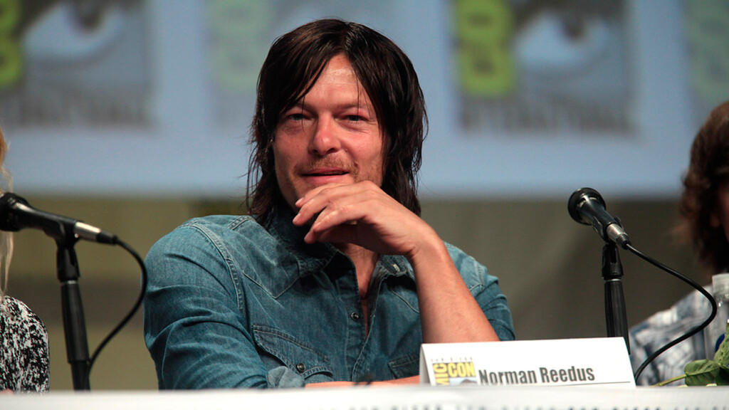 Los Zombis de The Walking Dead llegan a París: aquí tienes las nuevas imágenes del spin-off protagonizado por Daryl