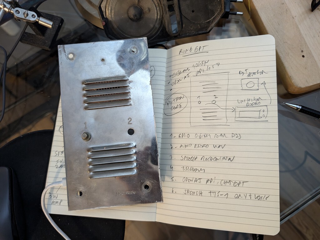Harto de las molestas llamadas, este inventor ha construido un porterillo con ChatGPT que responde por él en casa 