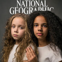 Las mellizas inglesas con diferente color de piel que protagonizan la portada de National Geographic