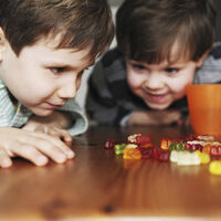 ¿Las lombrices salen por comer dulces? El falso mito que relaciona el alto consumo de azúcar con los parásitos intestinales 