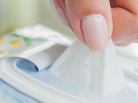 Las toallitas húmedas no deben tirarse al inodoro, aunque la publicidad diga que son como papel higiénico