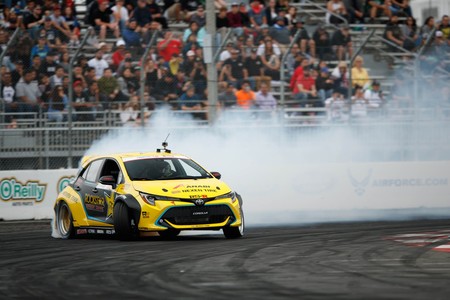 A este Toyota Corolla 2019 de 1,000 hp le gusta divertirse quemando llanta