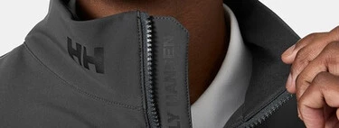 Helly Hansen rebaja a casi mitad de precio la chaqueta de primavera que resiste a la lluvia y sienta como un guante 