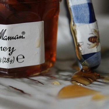 Cuanto más dulce, mejor; la industria de la perfumería enloquece por una de las notas más sofisticadas que llevarás en tus fragancias este 2026: la miel