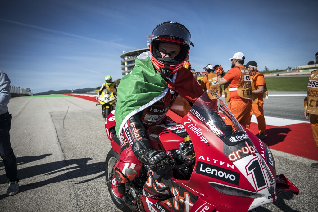 A Nicolò Bulega solo le queda una opción para subir de Superbikes a MotoGP: que se retire Marc Márquez