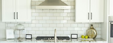 10 opciones baratas para la decoración de tus paredes si no quieres hacer obra: la virtud de los azulejos vinílicos 
