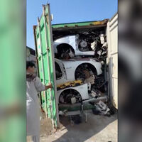 Pasar la verificación vehicular en Japón es tan caro, que a los 5 años prefieren partir sus autos y enviarlos en contenedores a Emiratos Árabes Unidos para reensamblarlos y venderlos