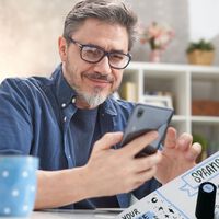 El subsidio para mayores de 52 años se dispara en España como red de protección. A la OCDE le preocupa que el sistema no logre reinsertar a los parados sénior 