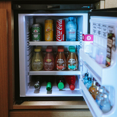 Compacta, pero con 46 litros de capacidad: así es la nevera estilo minibar, ideal para tener bebidas frías en el balcón o la terraza