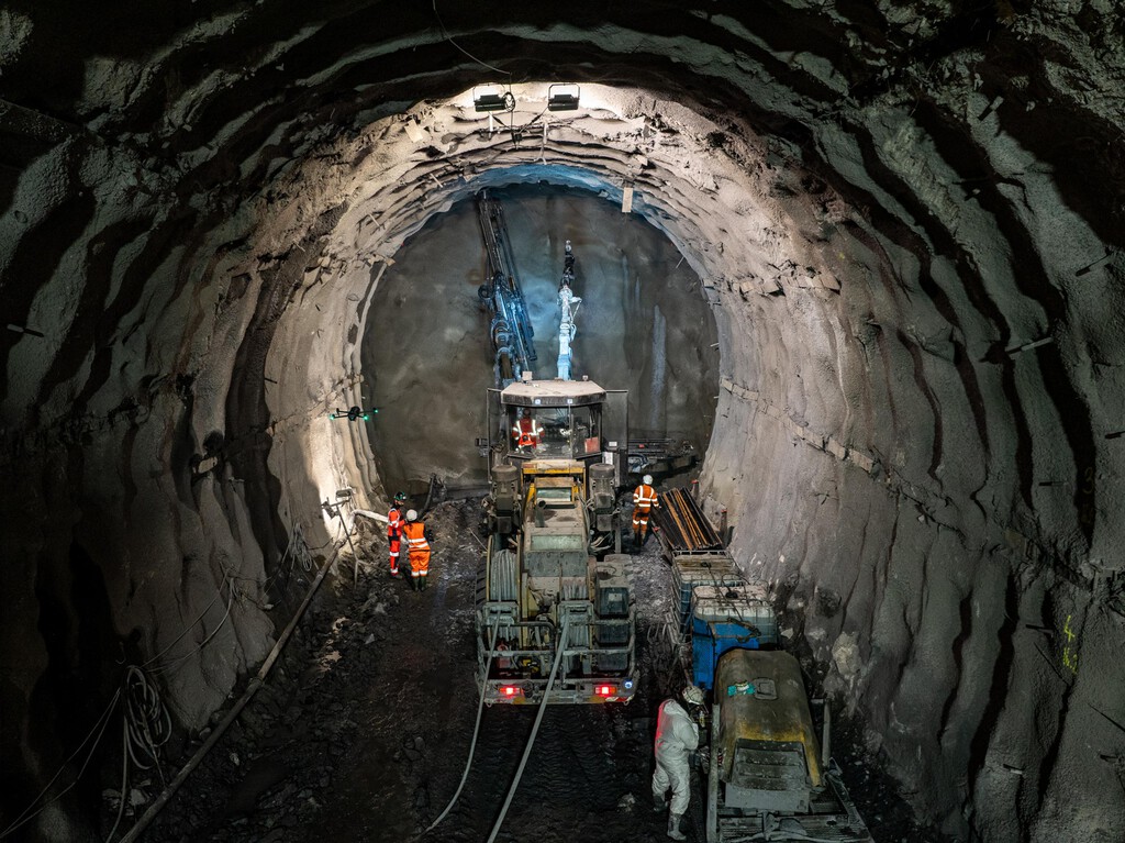 Europa está gastando miles de millones excavando los Alpes para conectar Italia y Francia. 10 años después, los Alpes van ganando por goleada
