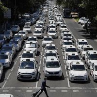 Los ayuntamientos tendrán que lidiar con el marrón de las VTC que el Gobierno se ha quitado de encima