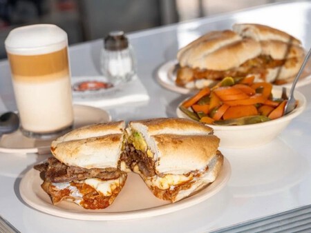 Estas son las tortas más famosas en Mixcoac, son 24 horas: tienen más de 70 años de historia y la de pierna es una joya (video Arturo)
